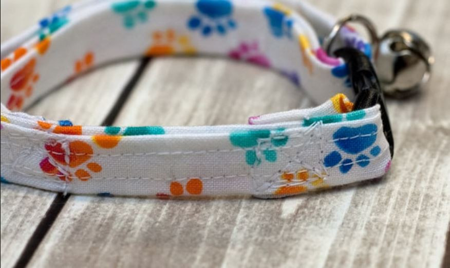 Attacher collier chat DIY