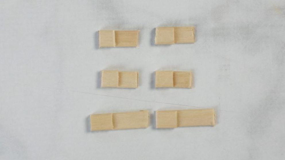 Couper et préparer les batons de cartons