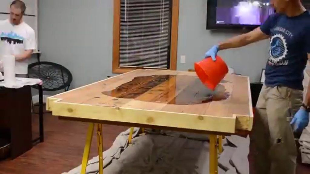 Fabrication table epoxy bois