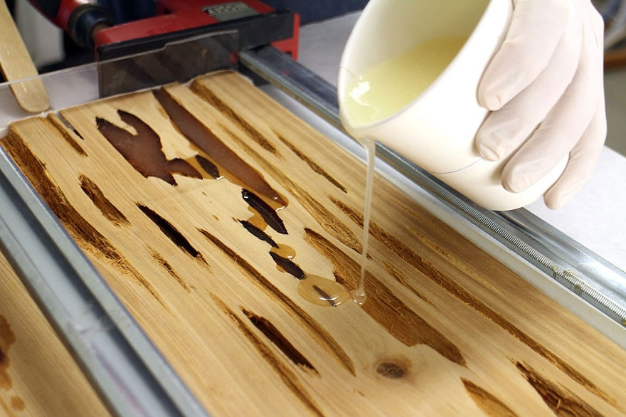 Mise en place epoxy table bois