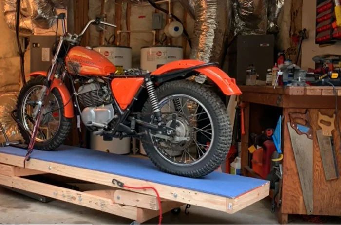 Lève moto plateforme atelier en bois fait maison 