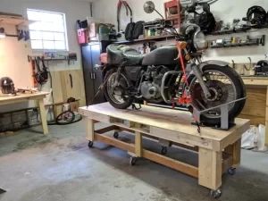 Lève moto plateforme atelier en bois fait maison 