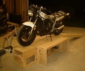 élévateur moto en bois avec rampe d'accès 