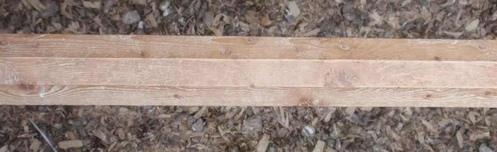 perchoir pour poule réalisé avec une planche de bois